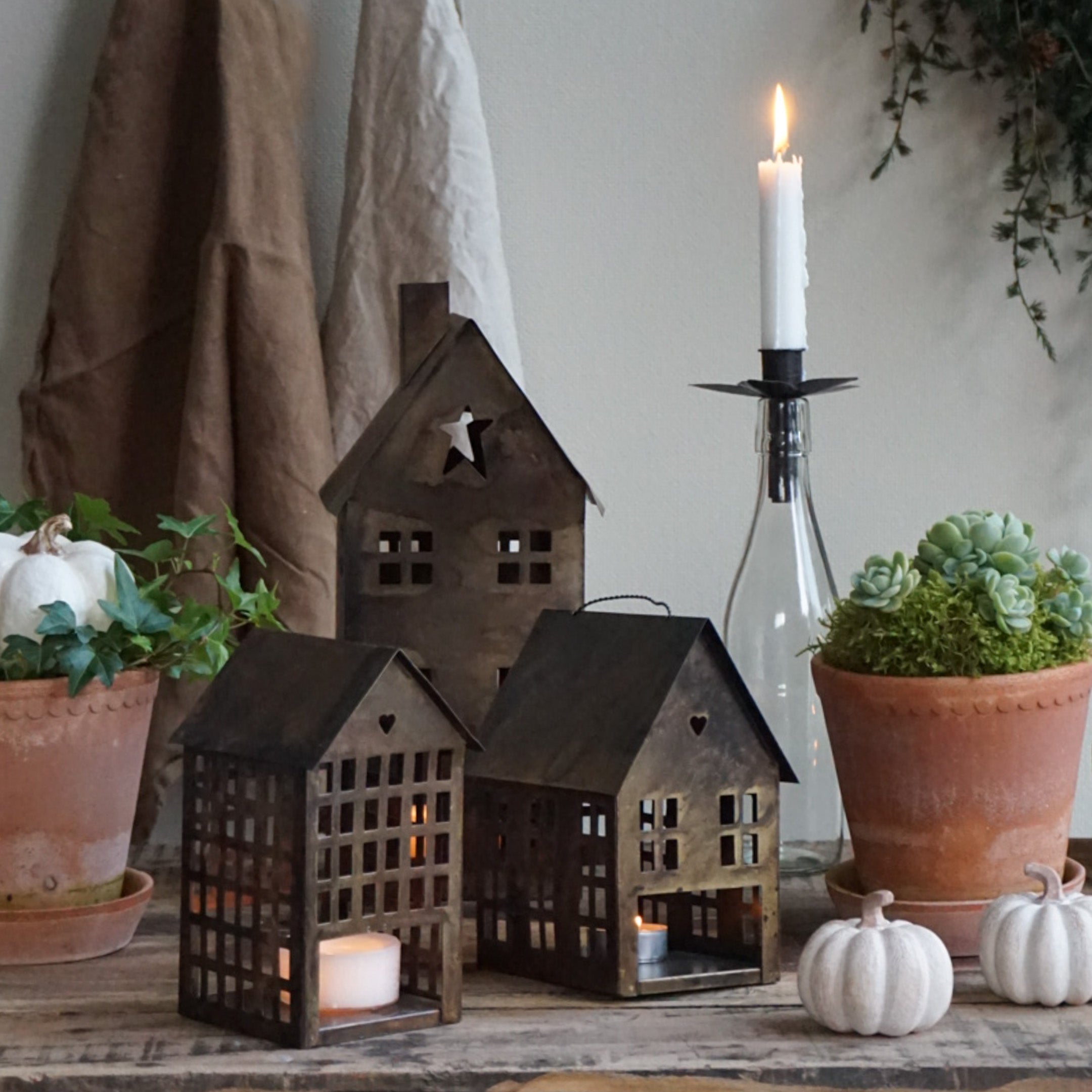 Lyshus antikk brun medium - med oppheng