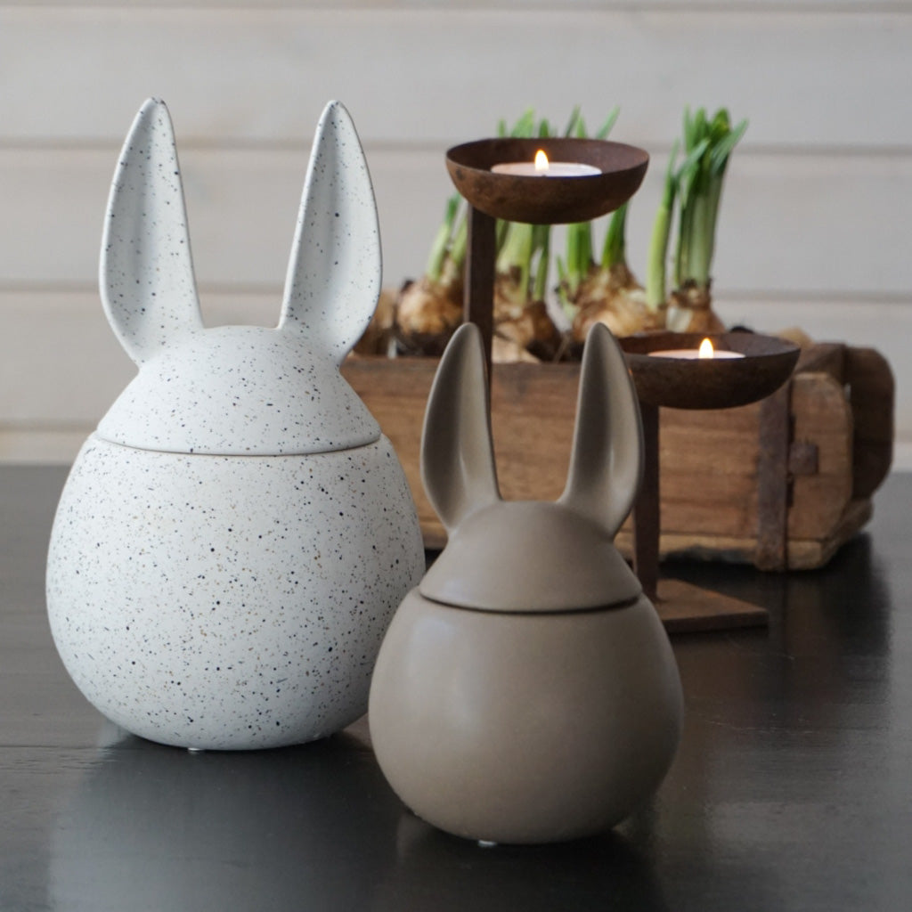 Eating rabbit stor - white dot