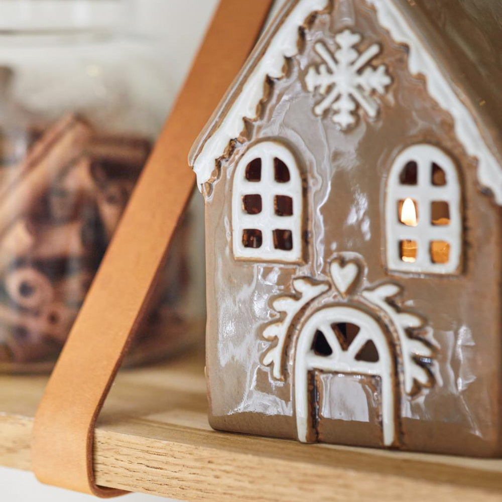 Pepperkakehus - med snøkrystall